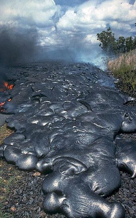 Flow patterns from Kilauea Volcano interacting with the environment