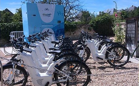 Alpha Neo E-Bike at a fueling station