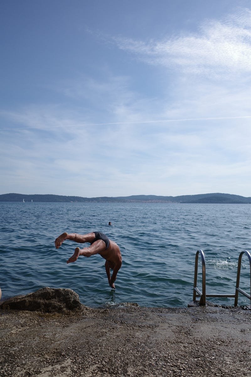 The King preparing to dive